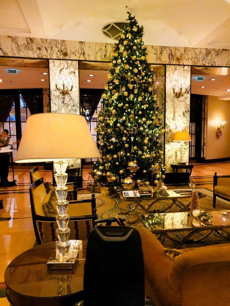 elegante Hotel-Lobby mit Weihnachtsbaum