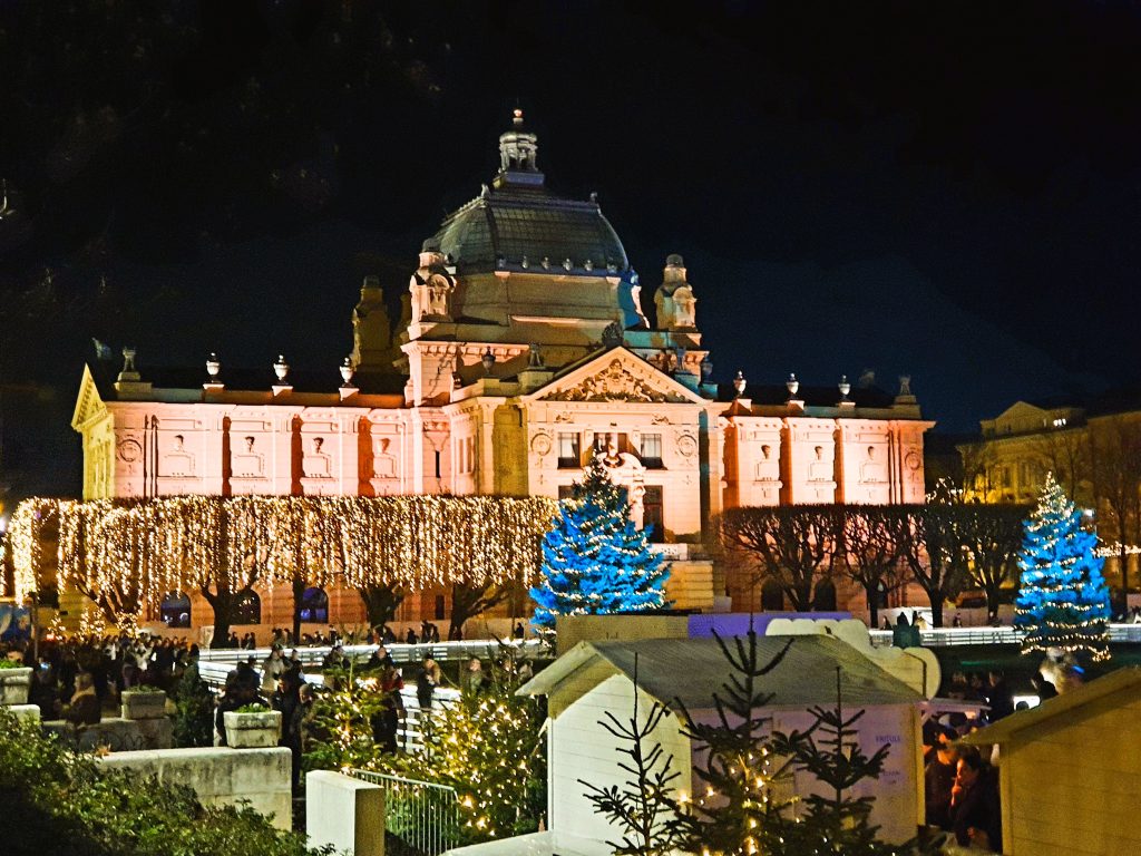 Adventmarkt vor nächtlich beleuchteter Kulisse in Zagreb