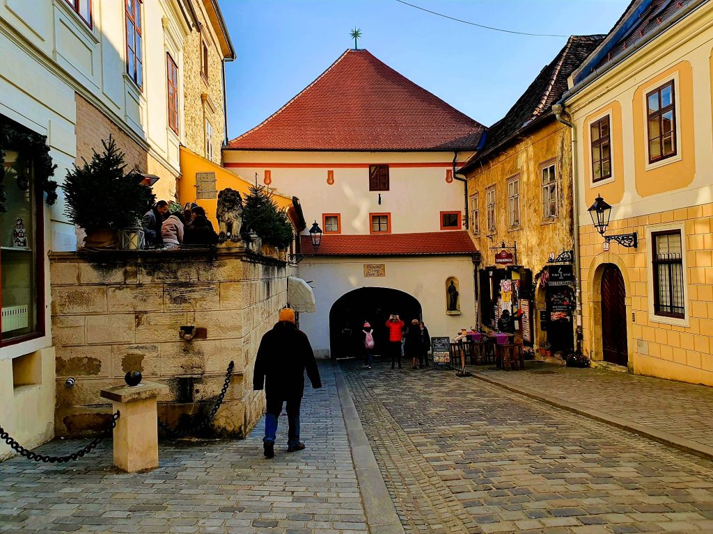 historischer Gebäudekomplex mit steinernem Tor in Zagreb Oberstadt