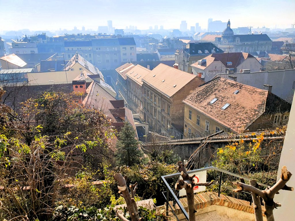 Blick von der Oberstadt auf darunter liegende Häuser von Zagreb