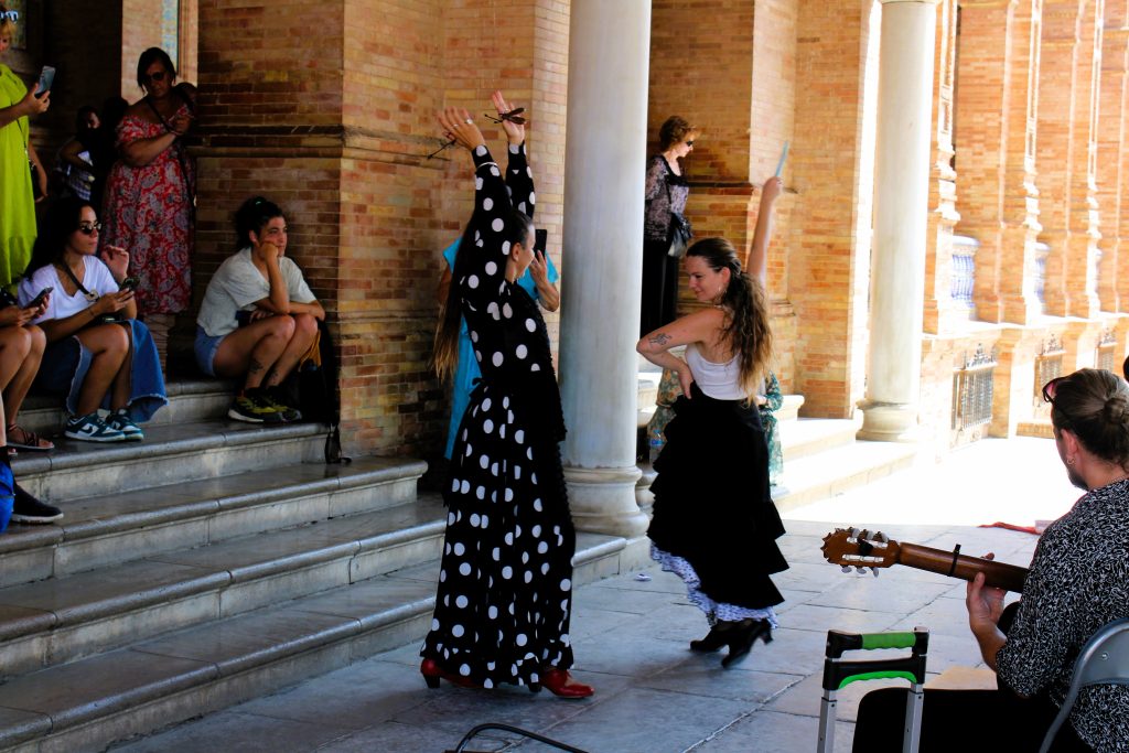 Flamenco Tänzerinnen in einem Haus-Eingang, Andalusien Rundreise