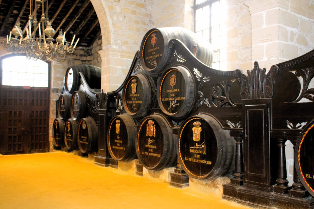 alte Weinfässer im Weinkeller, Andalusien Rundreise