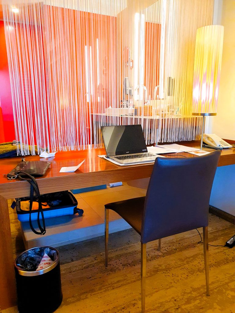 moderner Schreibtisch-Platz mit Vorhang-Abtrennung