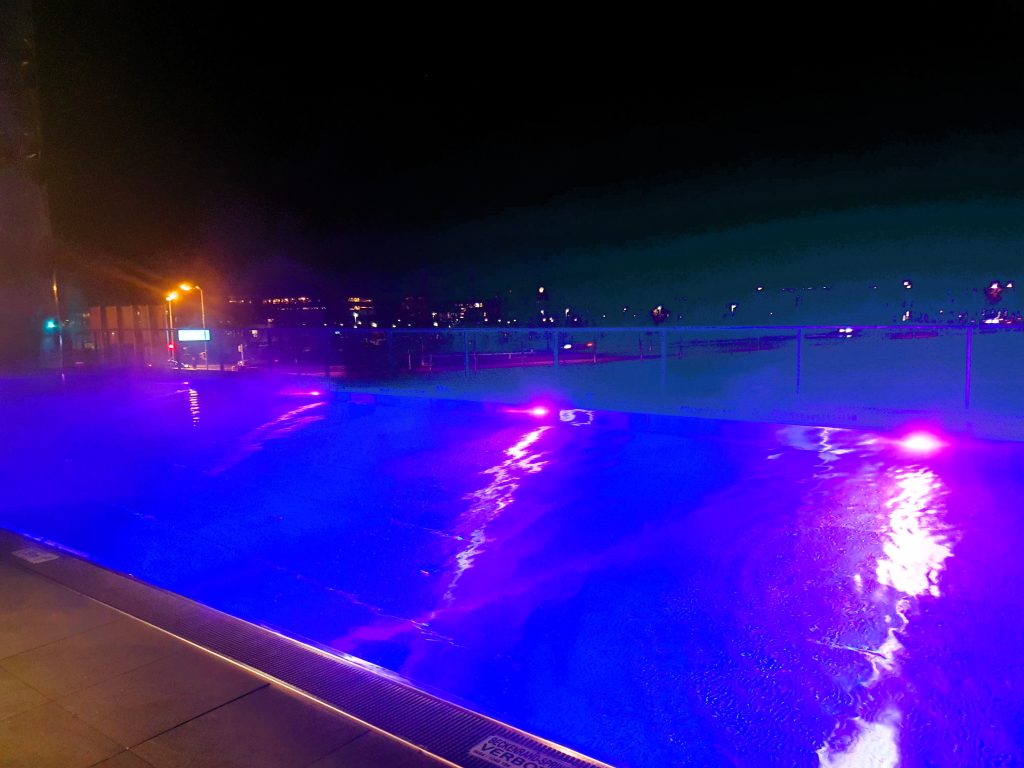 bei Nacht beleuchteter Außenpool, Seepark Wörthersee Hotel Resort