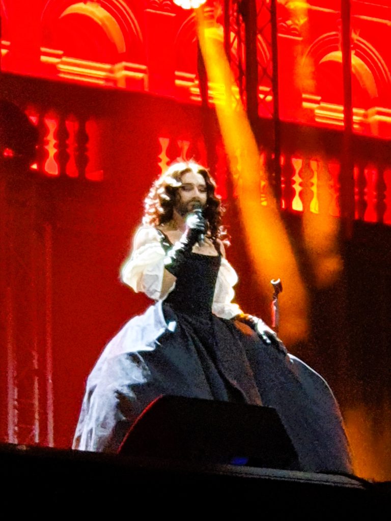 Conchita Wurst in schwarzem Kleid auf der Bühne