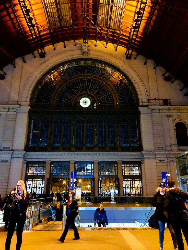 riesiges Fenster am Haupteingang des Bahnhofgebäudes Budapest Keleti Pu