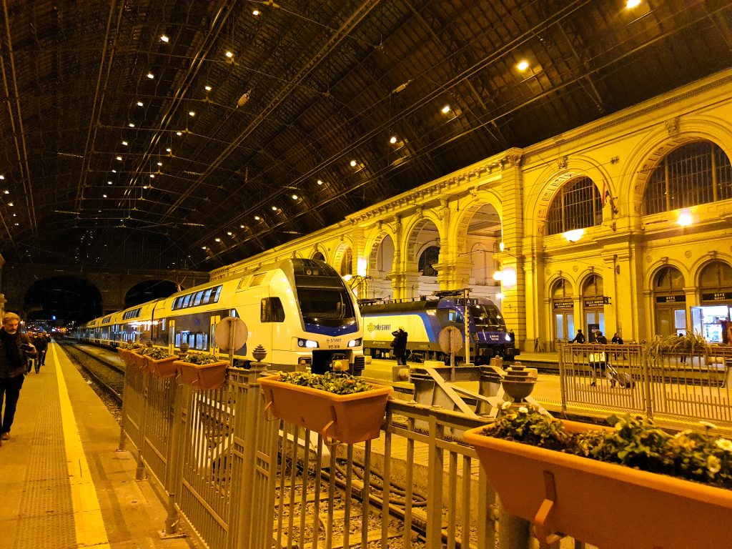 Züge im Kopfbahnhof Budapest Keleti Pu
