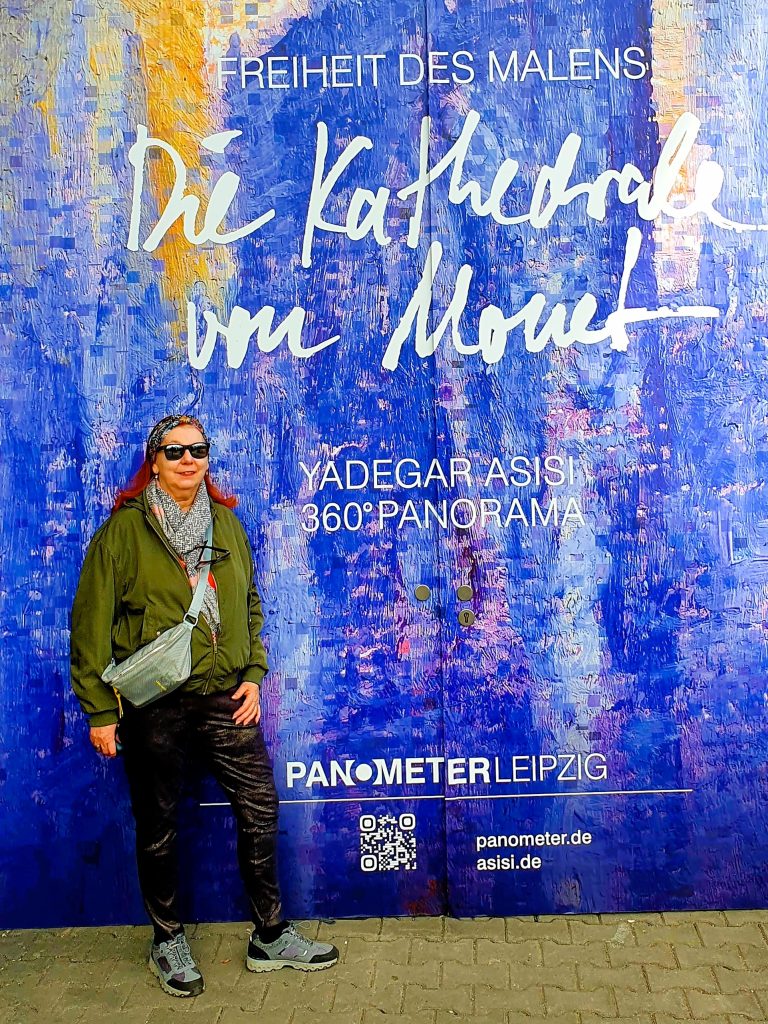 Reisebloggerin steht vor Plakatwand "Die Kathedrale von Monet", Leipzig