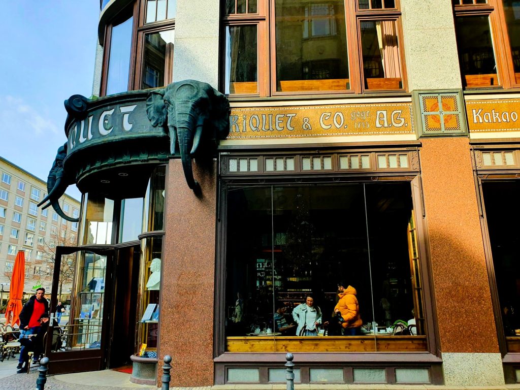 schöne Fassade eines Altstadt-Hauses mit Elefantenkopf, Leipzig Altstadt
