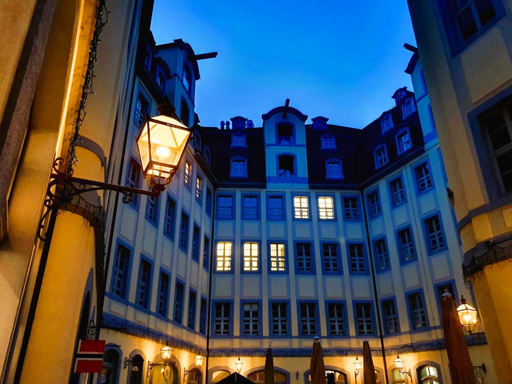 nächtlich beleuchtetes prächtiges Altstadt Haus in Leipzig