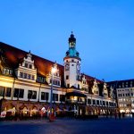 schöner historischer Platz mit prächtiger Häuserkulisse bei Nacht, Leipzig Altstadt Sehenswürdigkeiten