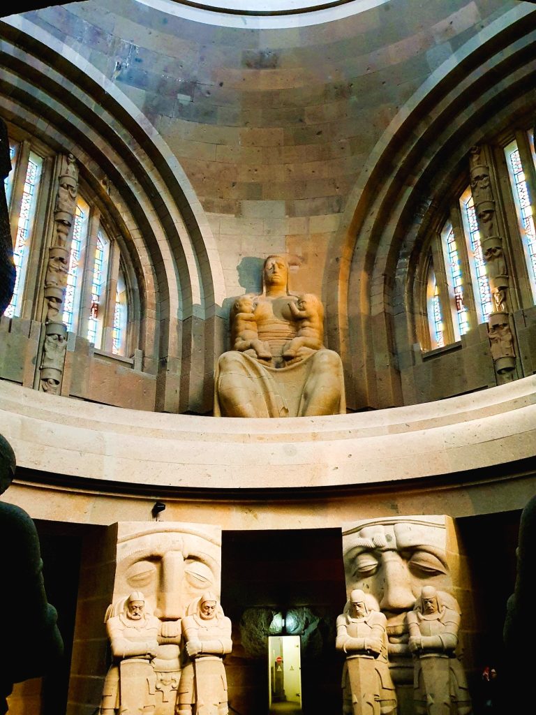 massiv steinerne Skulpturen im inneren des Völkerschlacht-Denkmals Leipzig