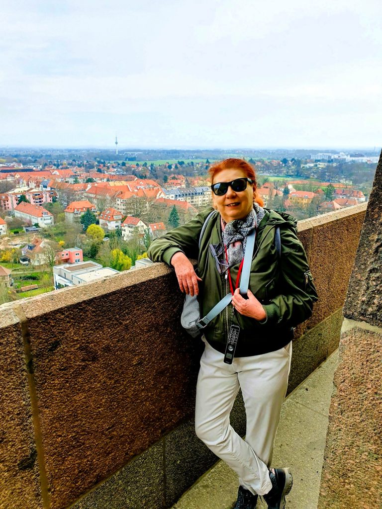 Reisebloggerin auf einem Aussichtsturm mit Blick auf Leipzig Altstadt