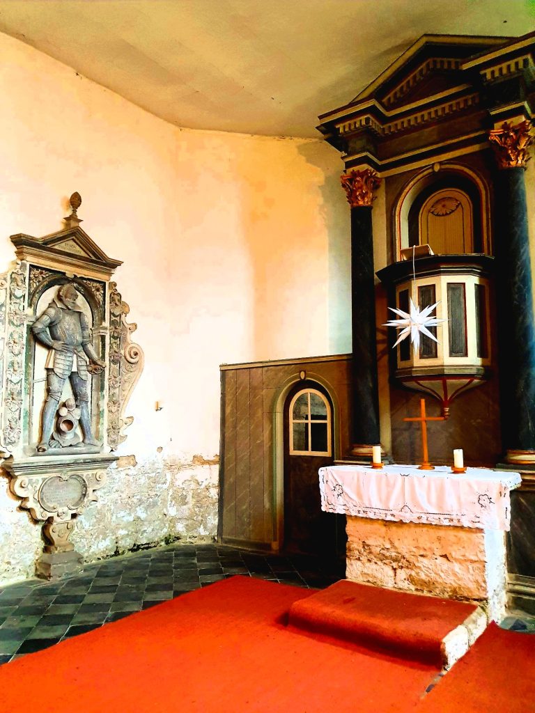 kleiner Altar in einer alten Kirche