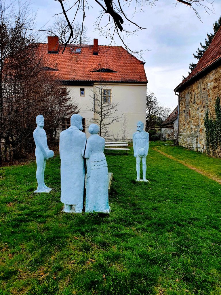 weiße Skulpturengruppe in einem Garten