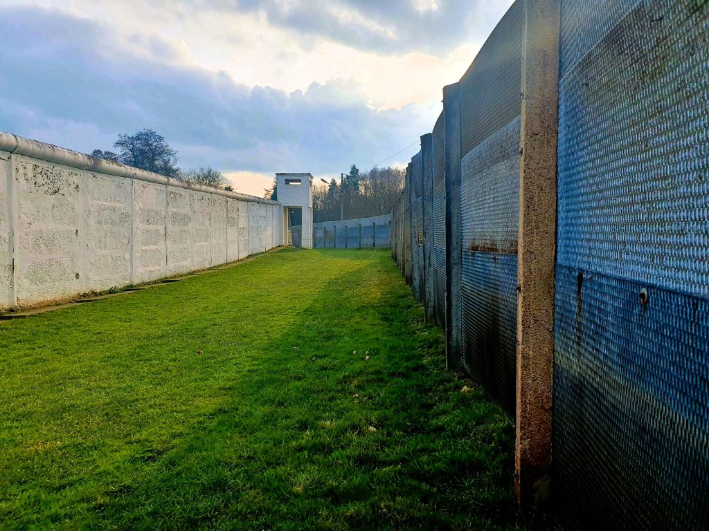 Grenzmauern mit Grünstreifen dazwischen