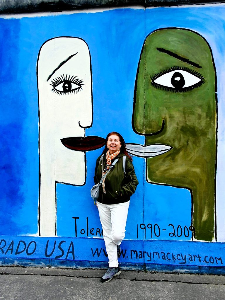 Bloggerin steht vor einem Berliner Mural