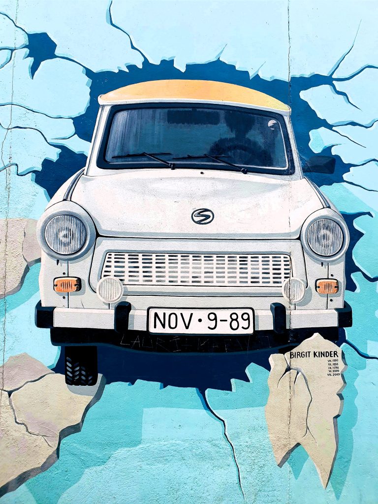 Graffiti Art mit Trabi an einer Wand, East Side Gallery Berlin