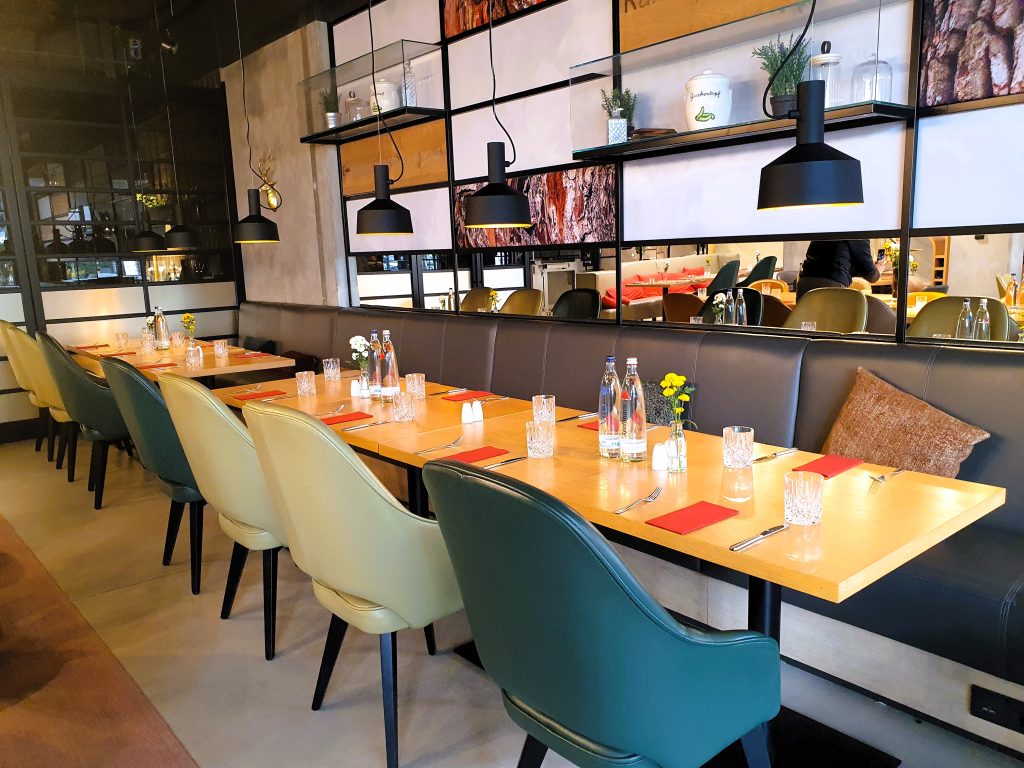 modern stylisch eingerichtetes Restaurant mit gedecktem Tisch