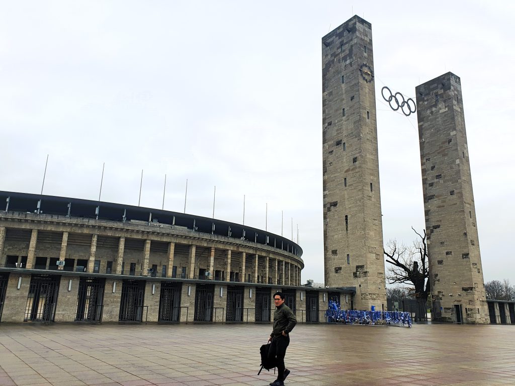 Eingang mit zwei hohen Säulen und olympischen Ringen, Stadtion Berlin