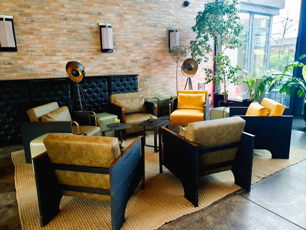 Lobby mit Sitzgelegenheiten in einem modernen Hotel