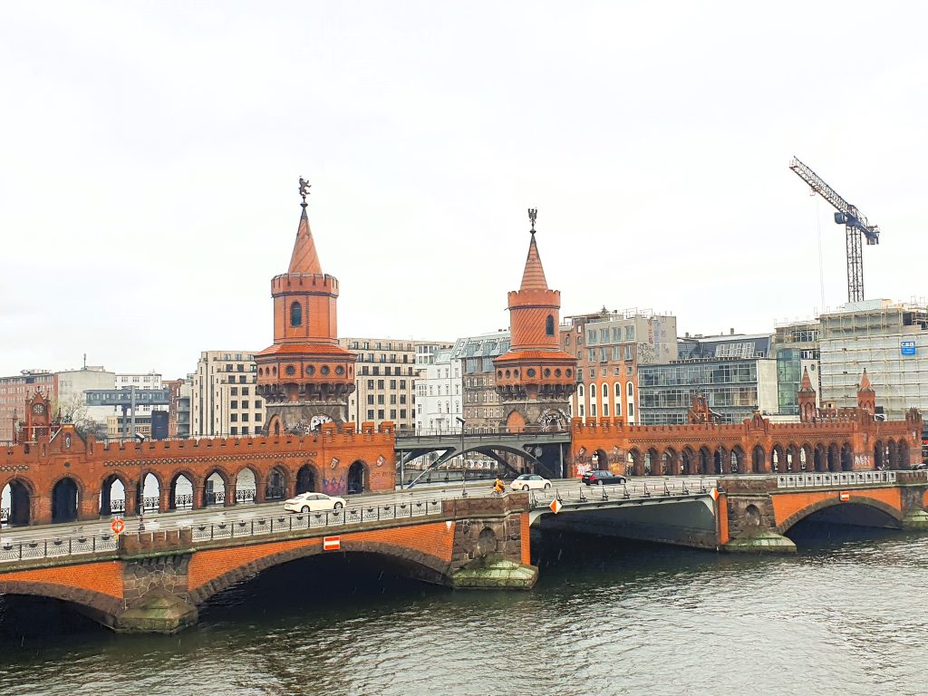 Brücke mit roten Türmen am Fluss, Berliner Sehenswürdigkeiten