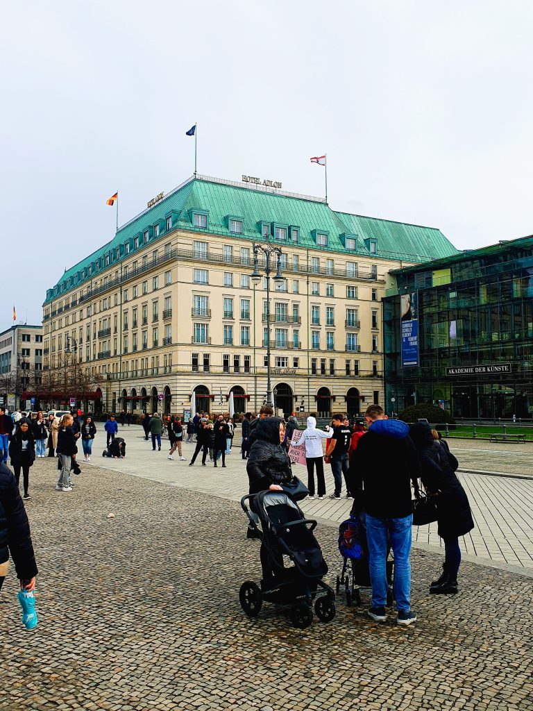 Menschen vor dem Platz zum Hotel Adlon Berlin