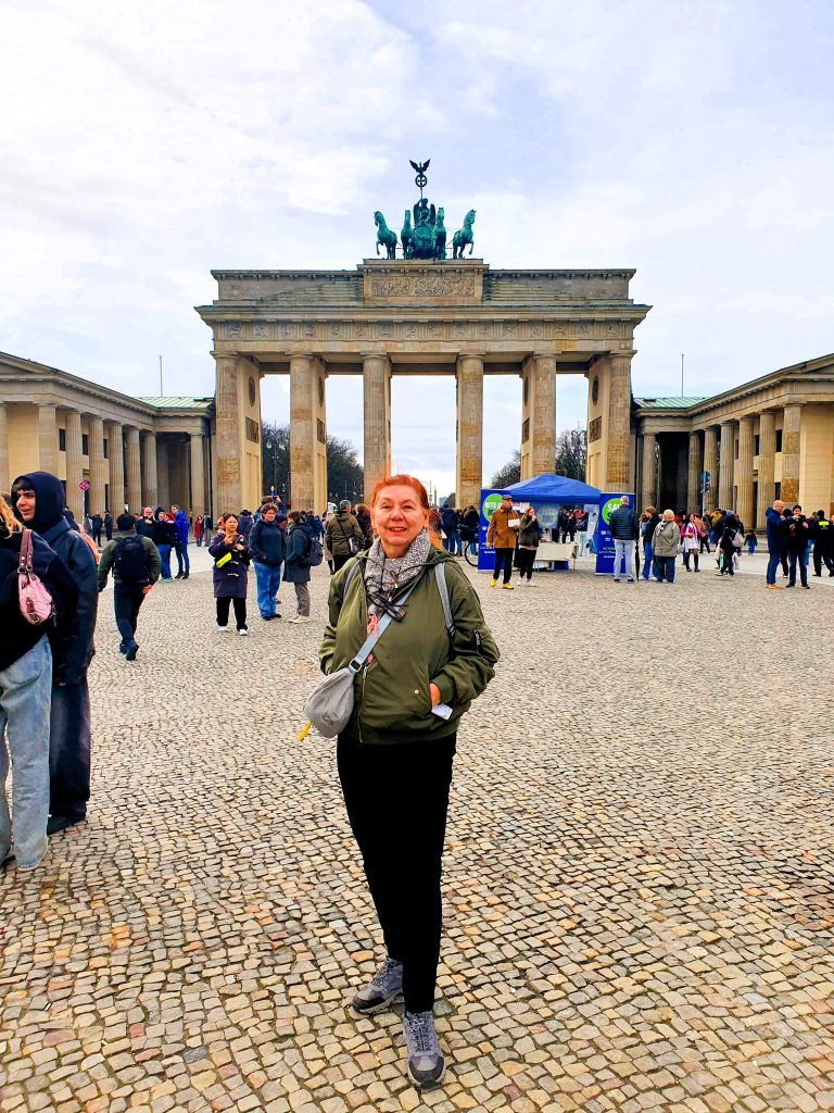 Bloggerin steht vor dem Brandenburger Tor - Berliner Sehenswürdigkeiten