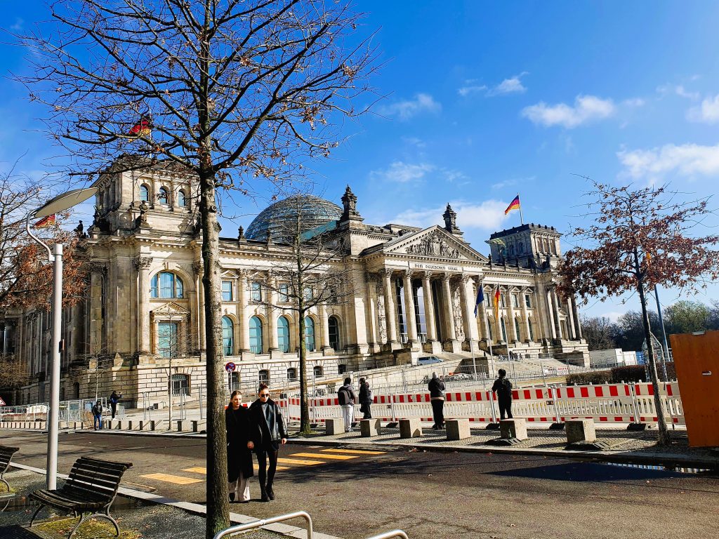 Berliner Reichstaggebäude mit Baum davor
