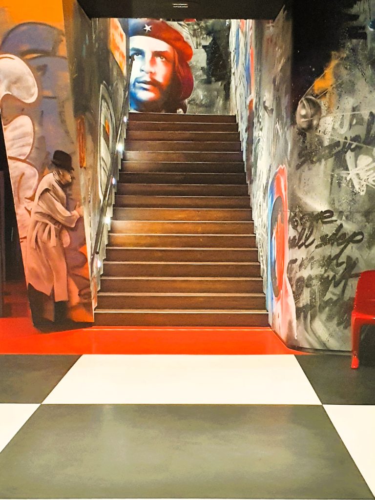 eine Treppe führt hinauf in einen Museumsraum