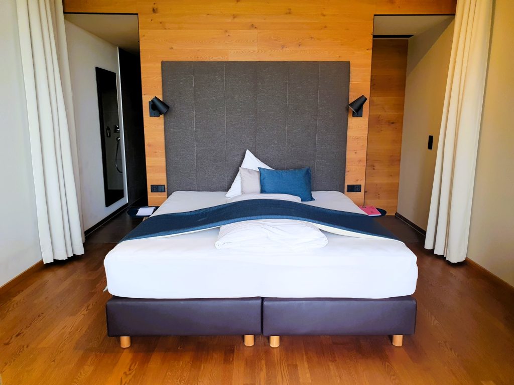 modern stylisches Doppelbett im Ratscher Landhaus Hotel