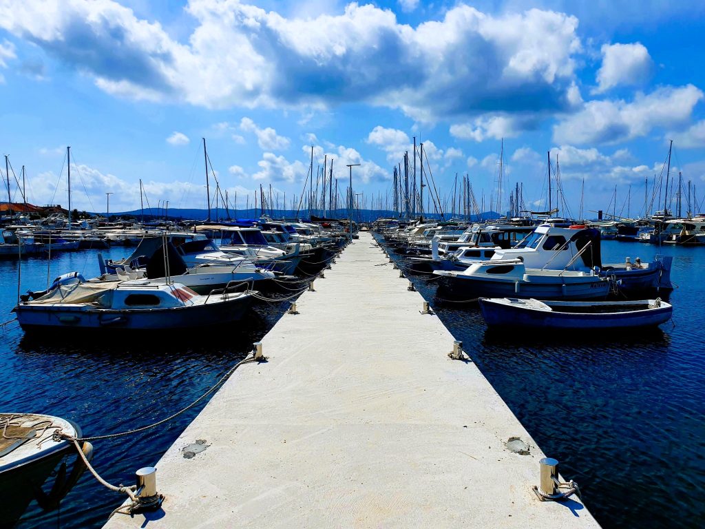 Die Marina von Biograd na Maru in Kroatien mit Steg und Booten