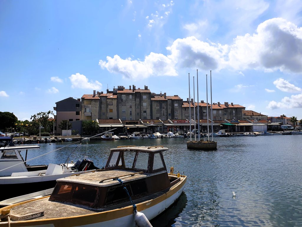 Bootshafen mit Blick auf Altstadt von Biograd na Moru Kroatien