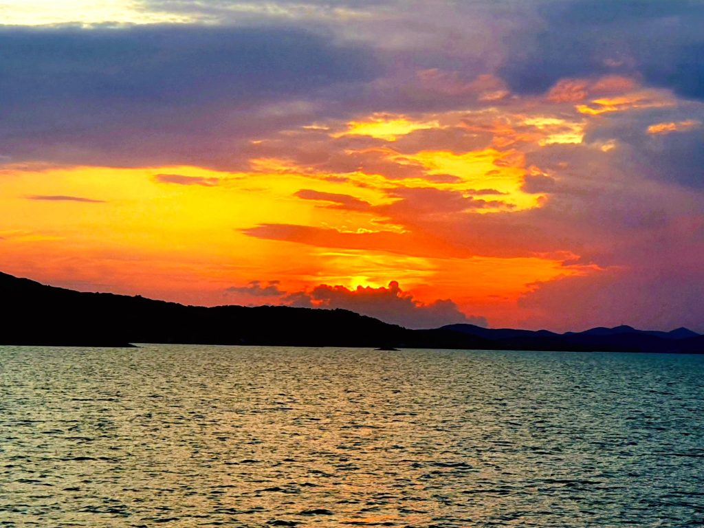 Sonnenuntergang mit goldenem Licht an der Adria-Küste in Kroatien bei Biograd