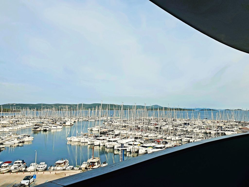 Ausblick durch ein Panorma-Fenster auf Yachthafen von Biograd Kroatien