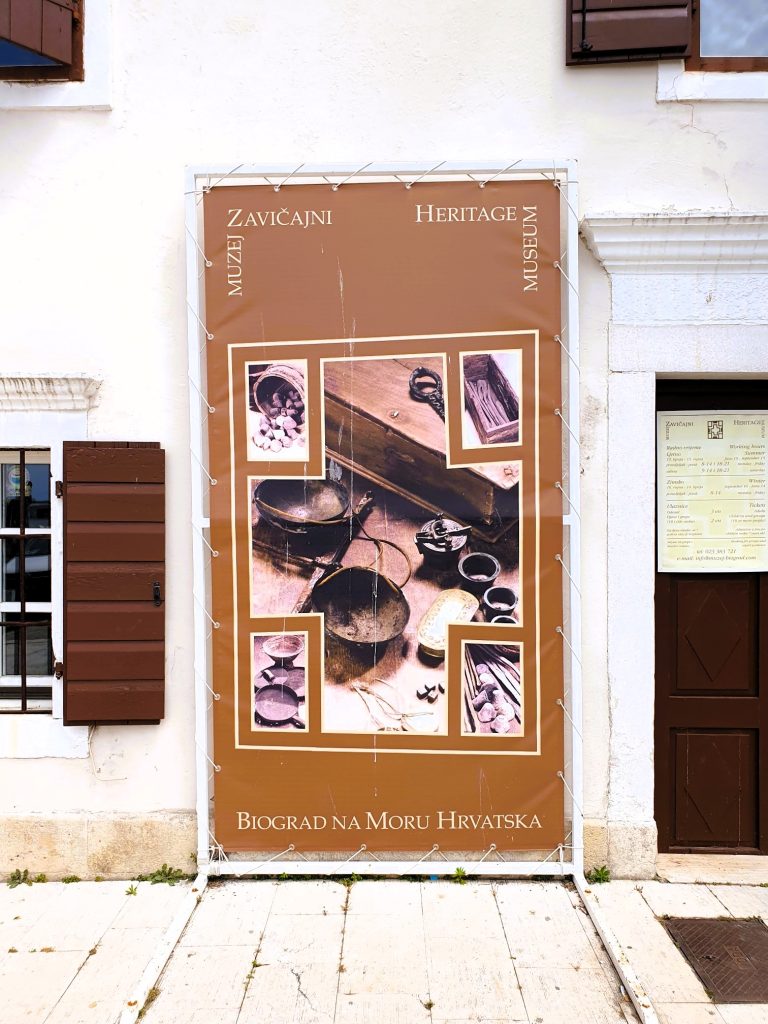 Fassade mit einer Tafel für ein Heimatmuseum in Kroatien, Biograd