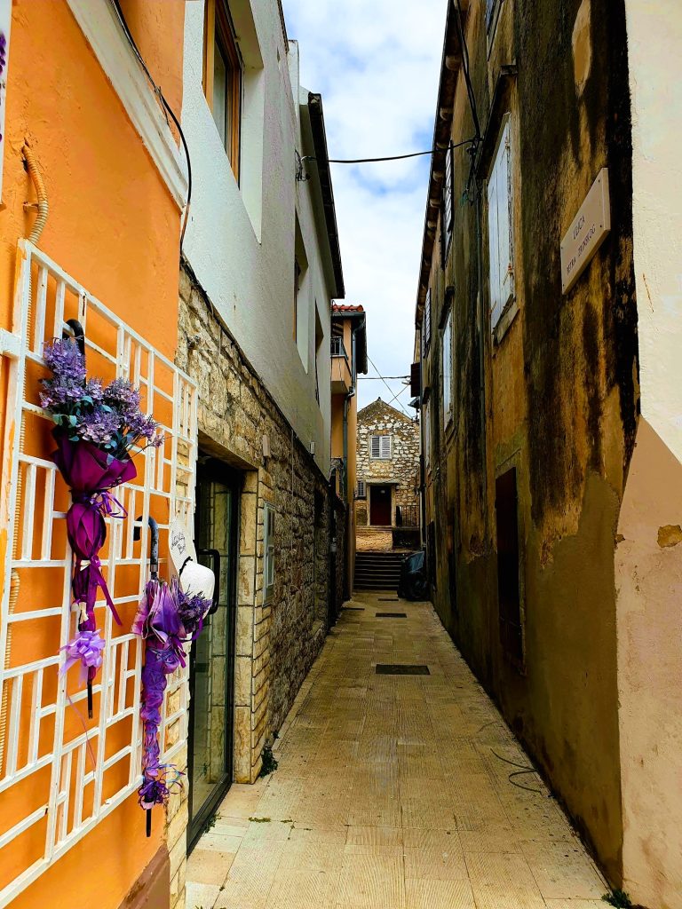 enge Gasse in der Altstadt von Biograd na Moru, Kroatien