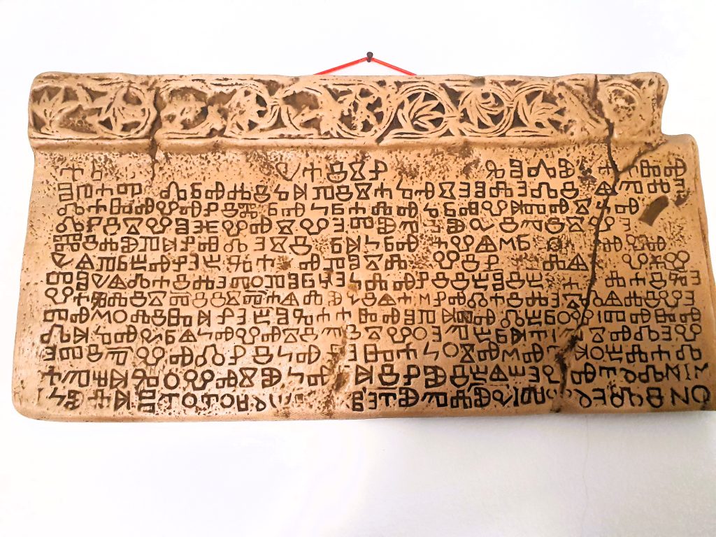 Steintafel mit glagolitischer Schrift aus Kroatien