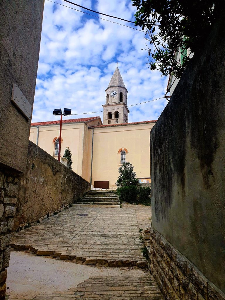 Altstadt-Gasse, die zu einer Kirche hinaufführt, Biograd na Moru Kroatien