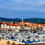 Blick auf eine Biograd Altstadt in Kroatien mit Bootshafen