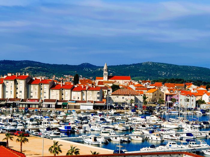 Blick auf eine Biograd Altstadt in Kroatien mit Bootshafen