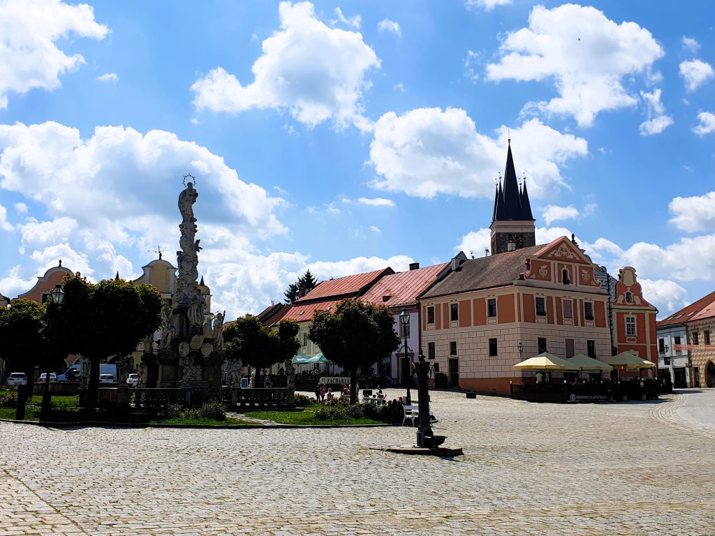 historischer Stadtplatz mit Mariensäule und Brunnen in Telc, Tschechien