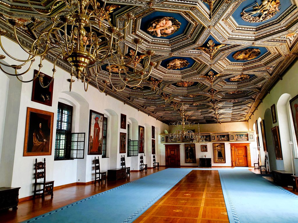 Saal mit prunkvoller Decke in einem alten Schloss