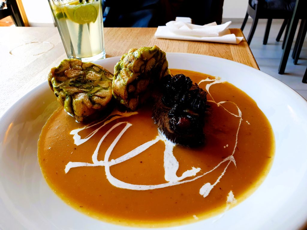 tschechischer Rinderbraten mit viel Sauce und Knödel