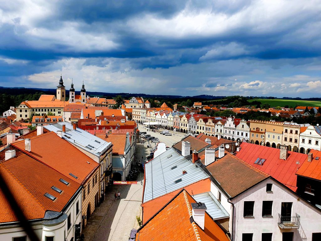 Blick von oben über die roten Dächer der Altstadt Telc