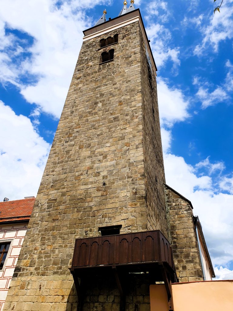 monströser Granit-Turm in Telč