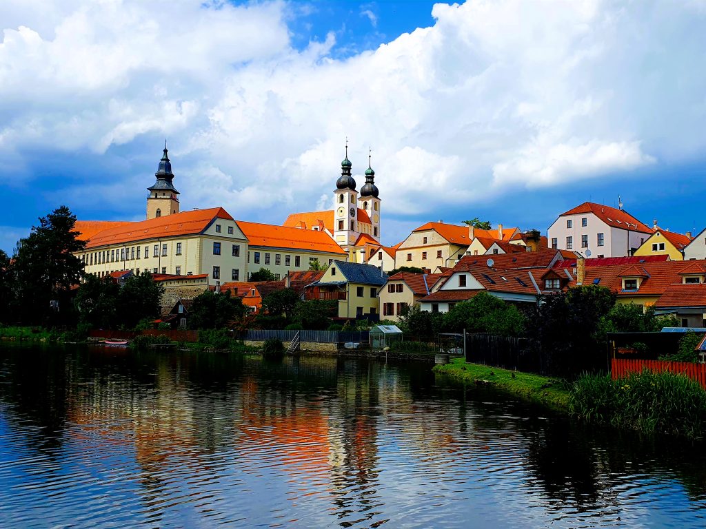 Blick über einen Fluss zur Altstadt von Telc