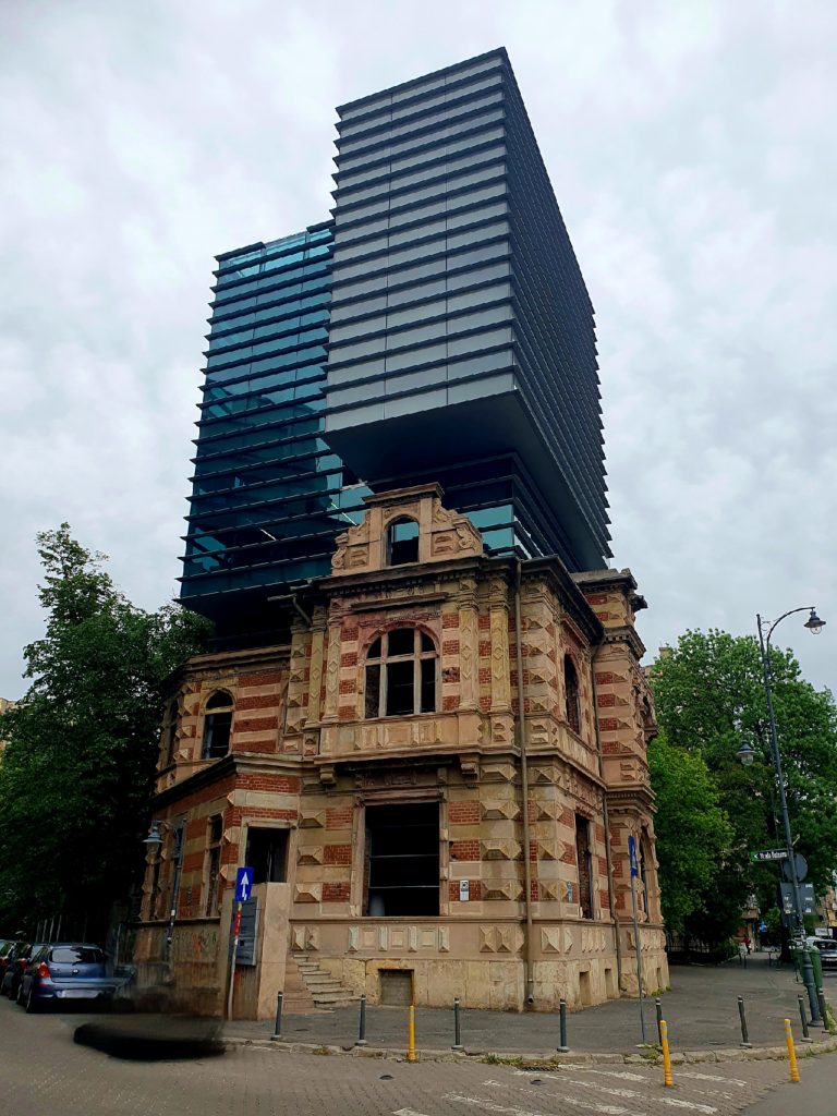 Wohnturm mit Glasaufbau, Mix Architektur