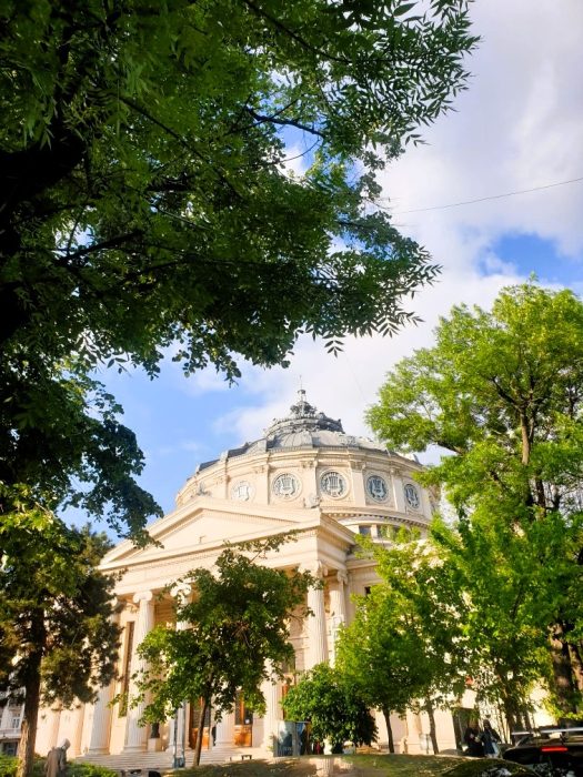 schönes historisches Gebäude hinter grünen Bäumen versteckt, bukarest sehenswürdigkeiten reisetipps