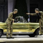 zwei Männer vor einem goldenen Luxus-Cabrio, Jodermann Salzburger Festspiele